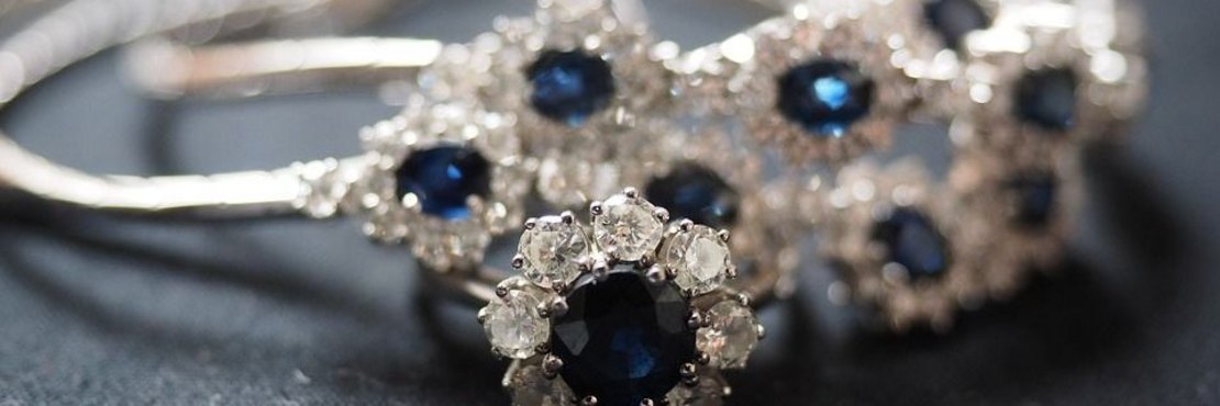Ein silberner Ring mit weißen und blauen Steinen