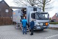 Vor einem LKW stehen drei Personen