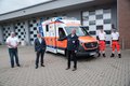 Landrat Hans-Jürgen Petrauschke Marcel Engel, Marc Dietrich, Fionn Bischoffs und Julian Gräve vor einem Rettungswagen
