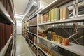 Regale mit Büchern: Einblick in das Magazin des Kreisarchivs. 