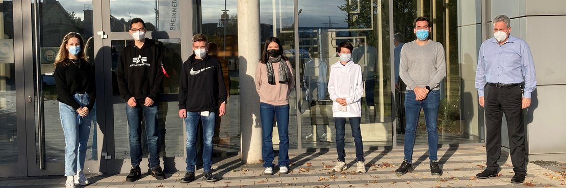 Gruppenfoto der Schülerinnen und Schüler bei Pierburg