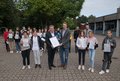 Gruppenfoto auf Schulhof: Landrat Hans-Jürgen Petrauschke überreichte Urkunden an Lehrer Timotheus und Schülerinnen und Schülern des Pascal-Gymnasiums.