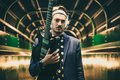 Mann mit E-Gitarre