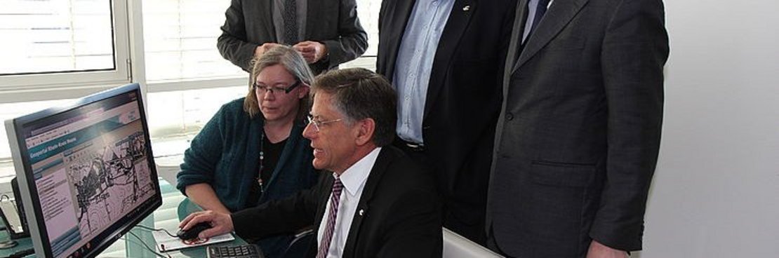 Landrat Hans-Jürgen Petrauschke (sitzend) beim Start des neuen Online-Geoportals mit Dezernent Tillmann Lonnes (rechts) sowie Birthe Hüttemann, Amtsleiter Armin von Hagen und Michael Fielenbach vom Kataster- und Vermessungsamt des Rhein-Kreises Neuss (von links) 