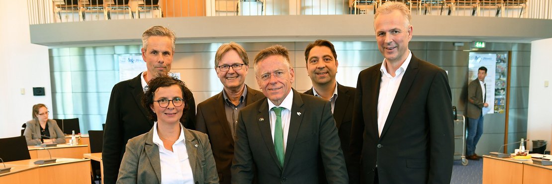 Gesundheitskonferenz im Kreishaus Grevenbroich (von links): hintere Reihe Professor Dr. Christian Gnoth, Karsten Mankowsky, Dr. Hakan Kaymak und Kreisdirektor Dirk Brügge, vordere Reihe Barbara Albrecht und Landrat Hans-Jürgen Petrauschke. 