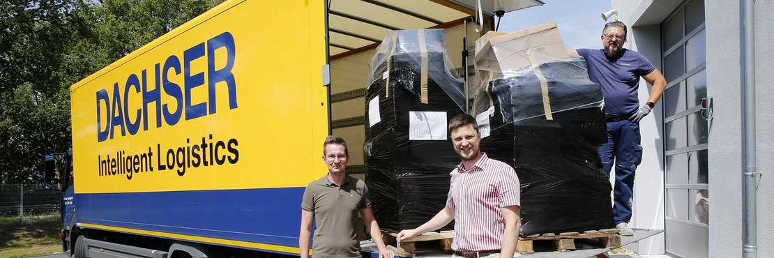 Kreisdezernent Martin Stiller (Mitte) und Frederik Held (l.) vom Amt für Sicherheit und Ordnung des Rhein-Kreises Neuss