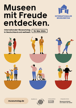 Zu sehen ist das Plakat zum Internationalen Museumstag mit verschiedenen stilisierten Figuren, die ein Museum besuchen.