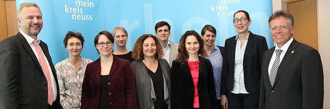 Landrat Hans-Jürgen Petrauschke (r.) und Kreisdirektor Dirk Brügge (l.) mit dem Team des Kommunalen Integrationszentrums (von links): Heike Matthaei, Julia Meisel, Anke Gilges, Gülten Eroglu, Goran Sucec, Natalia Lüdtke, Milena Rehn und Ulrike Weyerstraß 