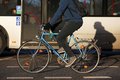 Eine Fahrrad fahrende Person