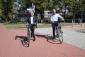 Die beiden Herren steigen auf Ihre Fahrräder. Sie stehen vor dem historischen Wasserkreuz am Nordkanal