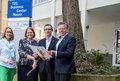 Gruppenfoto vor dem Eingang des tzg Business-Centers