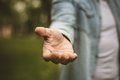 Männliche Person reicht seine Hand