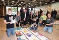 Schülerinnen und Schüler beim Roboter-Wettbewerb