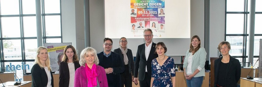 Kreisdirektor Dirk Brügge mit den Ausrichtern der Demokratie-Konferenz im Kreishaus Grevenbroich.