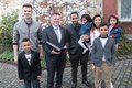 Landrat Hans-Jürgen Petrauschke überreicht Urkunde an größere Familie