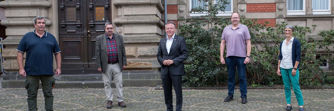 Klaus Teuscher, Leo Dreuw, Landrat Hans-Jürgen Petrauschke, Marcus Mertens und Hildegard Rosen stehen mit Abstand vor dem Ständehaus in Grevenbroich