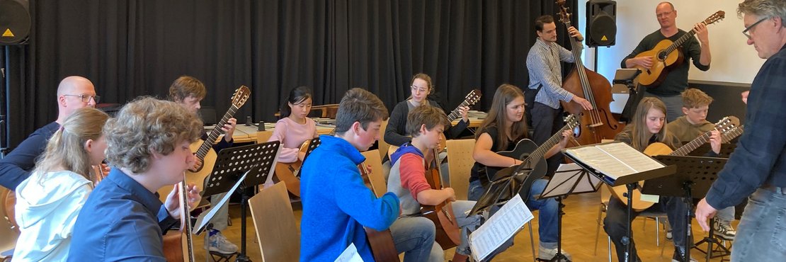 Foto von Kindern mit Gitarren.