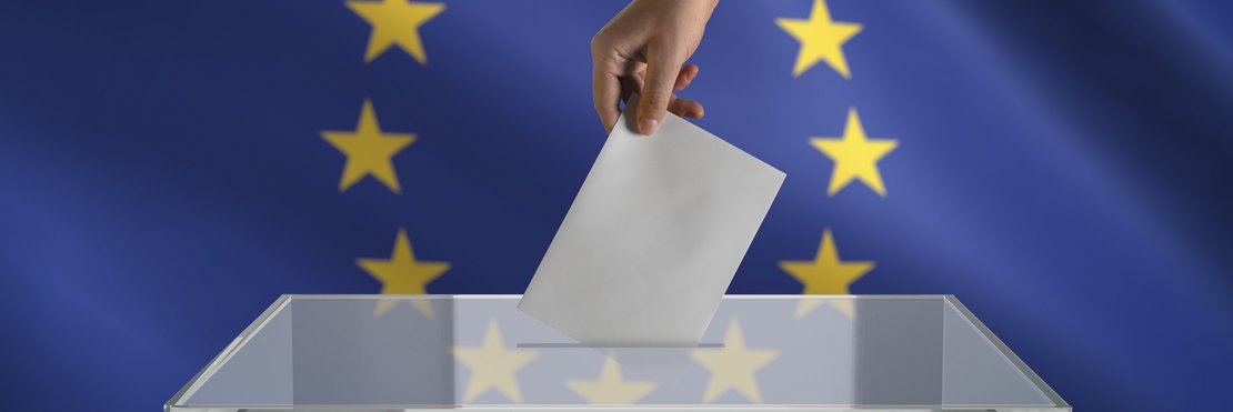 Europafahne mit Wahlurne