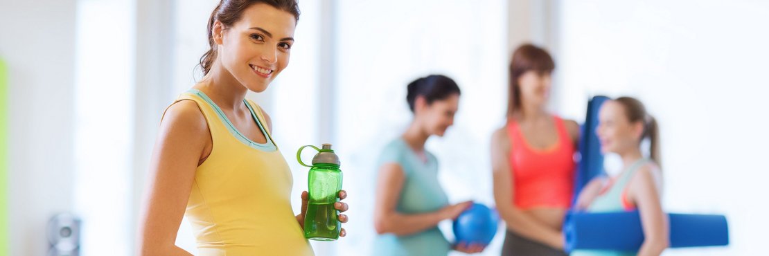 Vier schwangere Frauen machen zusammen Sport.