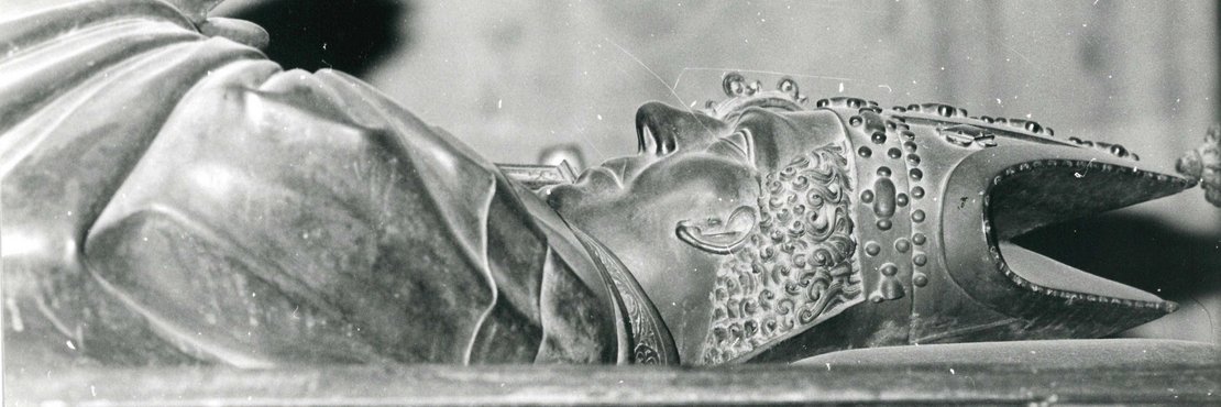 Das Foto zeigt einen Ausschnitt der Liegefigur auf dem Grabmal Friedrichs im Kölner Dom. Fotograf war vermutlich Hans Sürtenich (Zons). Die Nutzungsrechte wurden dem Archiv überlassen.