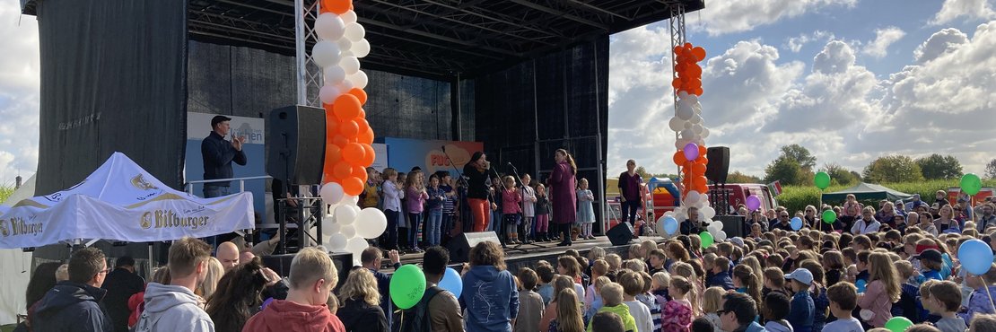 Hunderte singende Kinder beim Familienfest Dycker Feld