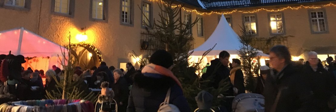 Weihnachtsmarkt auf einem Schlossgelände