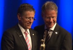 Landrat Hans-Jürgen Petrauschke und der Allgemeine Vertreter Jürgen Steinmetz nehmen die Auszeichnung entgegen