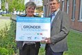 Eine weibliche und eine männliche Person halten ein Plakat