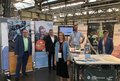 Robert Abts, Landrat Hans-Jürgen Petrauschke, Madita Beeckmann sowie Sebastian Gronwald und Dr. Marie Hurtgen vor dem Messestand