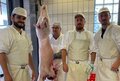 Im Einsatz beim islamischen Opferfest (v.l.): Tierarzt Christoph Dorsemagen, der Metzger Frank Nauschütz und die Fleischkontrolleure Simon Fußangel und Thomas Tillenburg