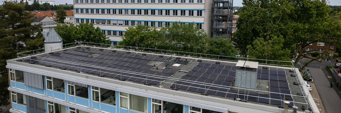 Photovoltaikanlage auf dem Gesundheitsamt im HIntergrund das Verwaltungs-Hochhaus