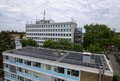 Photovoltaikanlage auf dem Gesundheitsamt im HIntergrund das Verwaltungs-Hochhaus