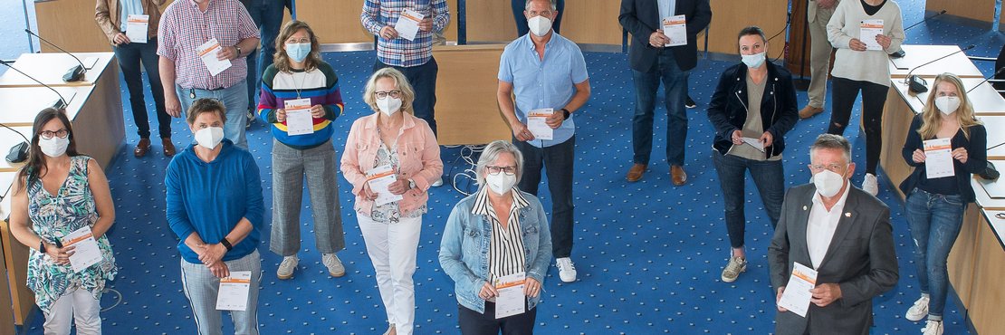 Personen mit Urkunde zum Sportabzeichen in der Hand