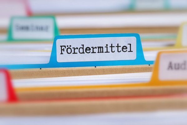 Aktenrücken mit Aufschrift Fördermittel