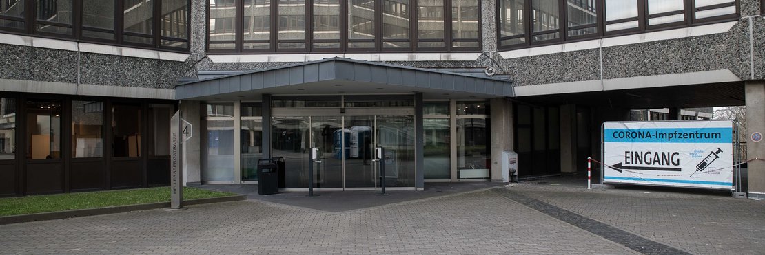 Foto vom Eingangs des Impfzentrums Rhein-Kreis Neuss