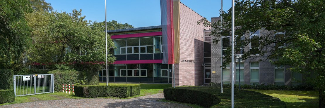 Ein Foto des Haupteinganges der Joseph Beuys Schule.