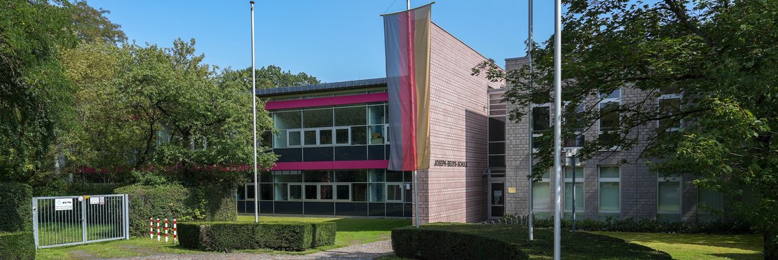 Ein Foto des Haupteinganges der Joseph Beuys Schule.