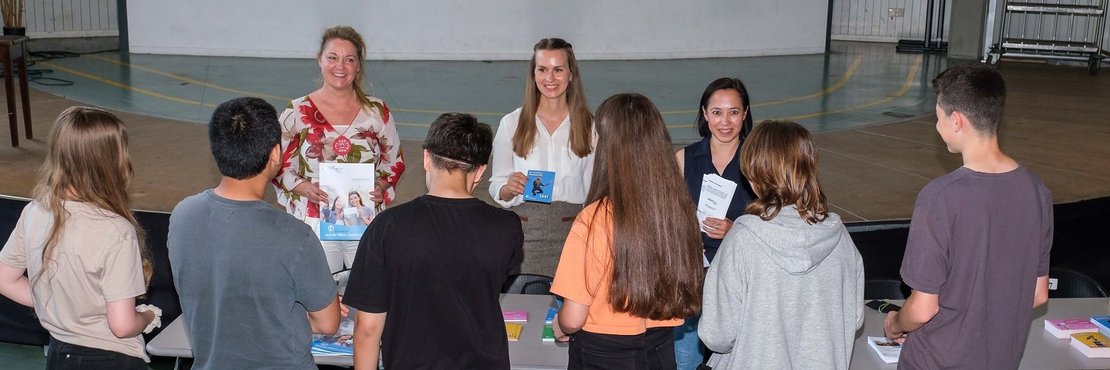 Präsentation in der Grevenbroicher Käthe-Kollwitz-Gesamtschule: Das Online-Bewerberbuch www.321fachkraft.de mit Verena Dudel, Melina Bauer und Dorothée Druhm.