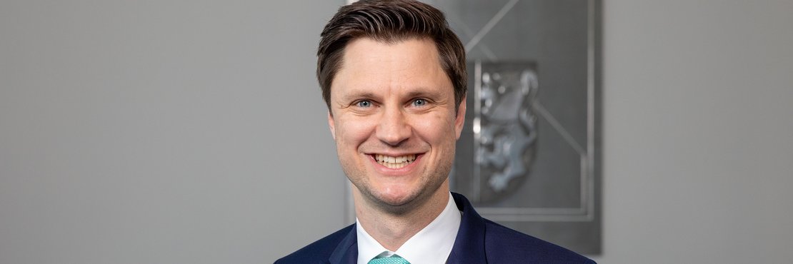 Portrait von Mann in Anzug.