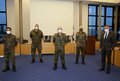 Landrat Hans-Jürgen Petrauschke zusammen mit vier Soldaten