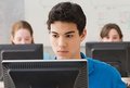 Schüler in Schule vor Computer