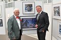 Landrat Hans-Jürgen Petrauschke und Johannes Bär bei der Eröffnung der Ausstellung im Kreishaus Neuss