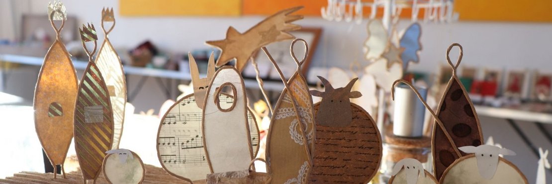 Kleine weihnachtliche Papierfiguren aus Draht geformt von Janina Schmitz