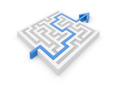 Weg durch ein weißes Labyrinth mit blauem Pfeil gekennzeichnet, grafische Darstellung