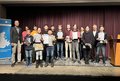 Gruppenfoto in der Aula des Norbert-Gymnasiums Knechtsteden