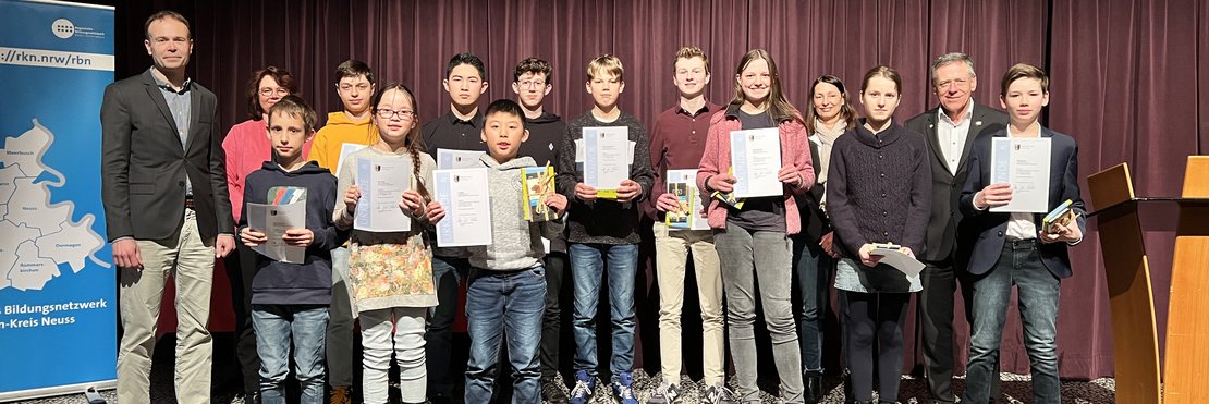 Gruppenfoto in der Aula des Norbert-Gymnasiums Knechtsteden