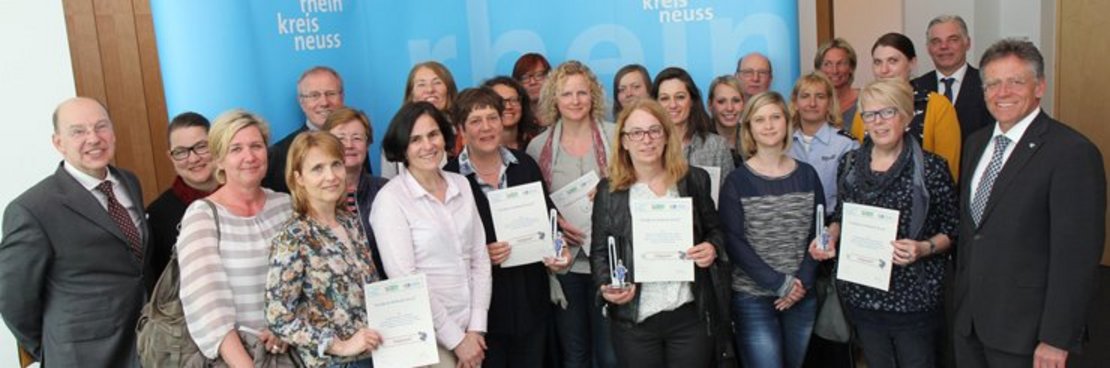 Gruppenbild mit Gewinnern: Landrat Hans-Jürgen Petrauschke (r.) und Kreisschuldezernent Tillmann Lonnes (l.) blickten mit Vertretern der Schulen, der Polizei und der Verkehrswacht auf die Aktion "Walk to school day" zurück.