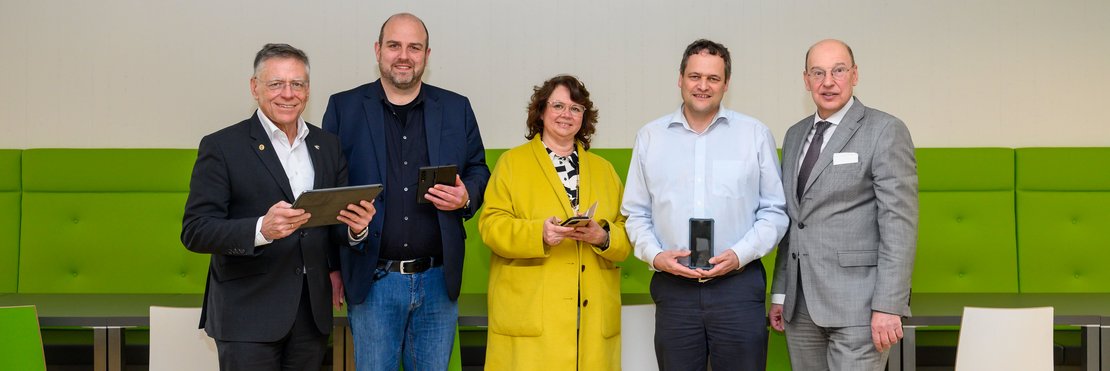 dekorativ: Gruppenfoto Landrat Hans-Jürgen Petrauschke, Schuldezernent Tillmann Lonnes, Schulamtsleiterin Petra Heinen-Dauber, Schulleiter Dr. Jörg Prieß und Stellvertreter Christoph Nabbefeld