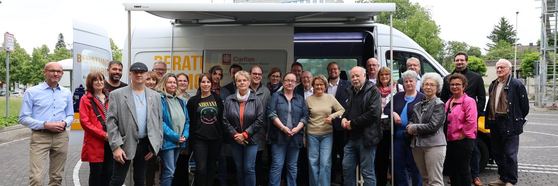 Gruppenfoto vor einen Transporter mit der Aufschrift "Beratung mobil".