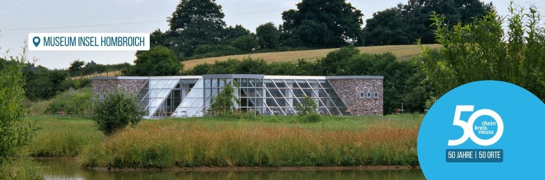 Das Bild zeigt die Langen Foundation im Museum Insel Hombroich bei Sonnenuntergang. Im Vordergrund befindet sich ein ruhiger Wasserbecken, das die moderne Architektur des Museums und die umliegende Landschaft spiegelt. Ein Teil des Museumsgebäudes, das aus Beton und Glas besteht, ist sichtbar.  Im Hintergrund ist eine Betonmauer zu sehen, vor der eine Skulptur steht.  Rechts unten befindet sich ein blaues Logo mit der Aufschrift "50" und dem Hinweis auf ein Jubiläum ("50 Jahre | 50 Orte"). Das Bild wirkt ruhig und atmosphärisch.